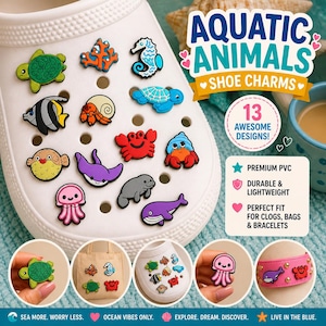 Può includere: Una scarpa bianca adornata con ciondoli colorati a forma di animali acquatici. I ciondoli includono una tartaruga, un cavalluccio marino, un granchio e una balena. L'immagine presenta anche il testo "Aquatic Animals Shoe Charms" e "13 Awesome Designs!"