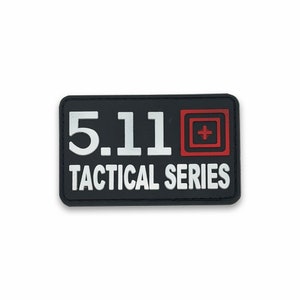 Może przedstawiać: Czarno-biała naszywka 5.11 Tactical Series z czerwonym kwadratem i białym znakiem plusa w środku.