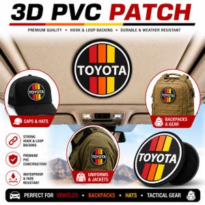 Może przedstawiać: Okrągła naszywka 3D z PVC z logo Toyota w białym kolorze na tle trzech pionowych pasów w kolorach czerwonym, pomarańczowym i żółtym. Naszywka ma czarną obwódkę i rzep. Pokazano ją na czarnej czapce, brązowym plecaku oraz rękawie kurtki.
