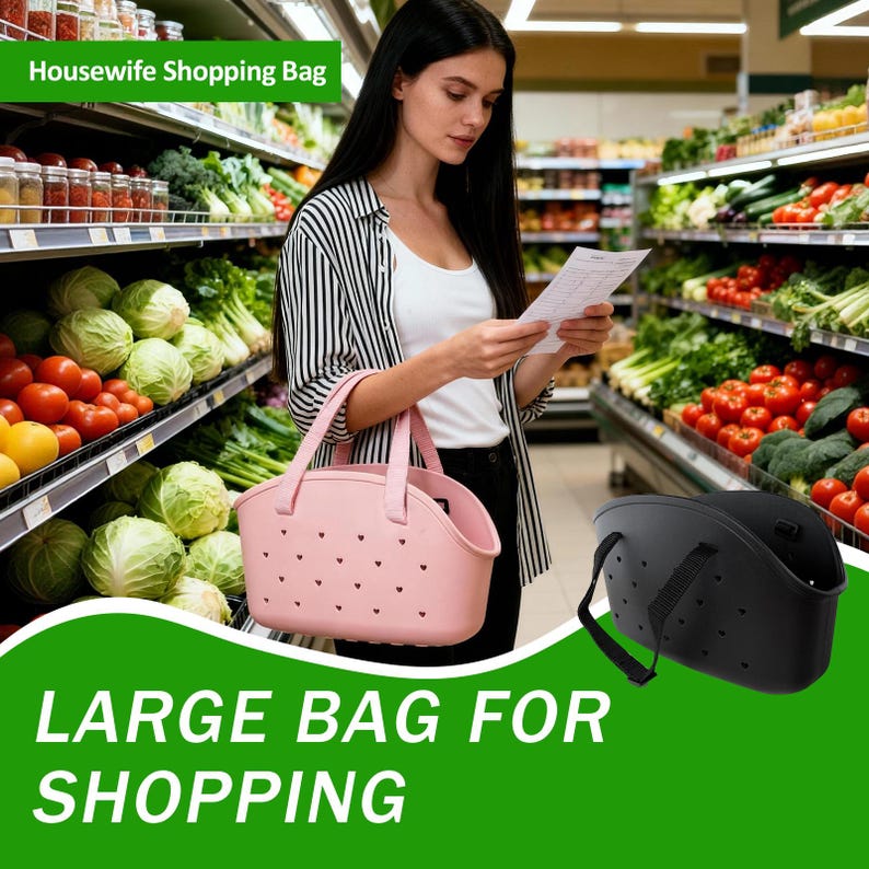 Puede incluir: Una mujer en una tienda de comestibles sostiene una bolsa de compras rosa con recortes en forma de coraz&oacute;n. La bolsa tiene dos asas y est&aacute; junto a una bolsa de compras negra. El texto en la imagen dice "Housewife Shopping Bag" y "LARGE BAG FOR SHOPPING."