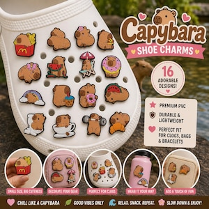 Könnte beinhalten: Ein weißer Clog-Schuh mit 16 Capybara-Schuhanhängern. Die Anhänger zeigen verschiedene Designs, darunter Capybaras mit Essen und Accessoires. Das Bild zeigt auch Beispiele, wie Sie Ihre Ausrüstung mit den Anhängern dekorieren können.