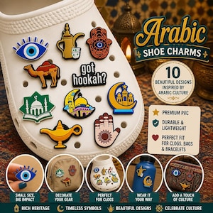 Könnte beinhalten: Weißer Clog-Schuh mit farbenfrohen arabisch thematisierten Schuh-Anhängern. Zu den Anhängern gehören ein Kamel, eine Moschee, ein böses Auge und eine Wunderlampe. Der Text "Arabic Shoe Charms" ist zu sehen, sowie "got hookah?" und "10 beautiful designs inspired by Arabic culture."