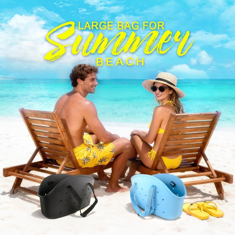 Puede incluir: Dos bolsas de playa, una negra y otra azul claro, est&aacute;n sobre la arena. Las bolsas tienen un dise&ntilde;o perforado y asas. La imagen incluye el texto "LARGE BAG FOR SUMMER BEACH". Una pareja est&aacute; sentada en sillas de playa de madera.