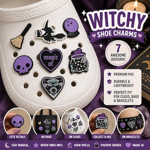 Könnte beinhalten: Weißer Clog-Schuh mit sieben Hexen-Schuh-Anhängern. Zu den Anhängern gehören ein Besen, eine Hexen-Silhouette, eine Kristallkugel, ein Totenkopf, ein Herz mit "magic af", ein Kessel und ein Herz mit Augendesign. Der Text lautet "Witchy Shoe Charms" und "7 Awesome Designs!"