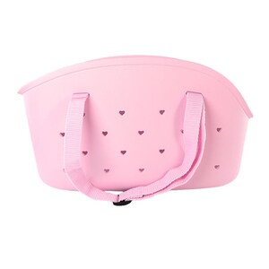 Puede incluir: Un bolso tote rosa claro con una parte superior curvada y dos asas. El bolso tiene recortes en forma de coraz&oacute;n y una correa rosa. El bolso est&aacute; hecho de un material suave y est&aacute; dise&ntilde;ado para transportar art&iacute;culos.