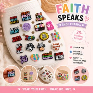 Puede incluir: Zapato blanco con varios dijes de zapatos coloridos. Los dijes presentan frases religiosas como "Jesús", "Dios es bueno" y "Ora". La imagen también incluye el texto "Faith Speaks Shoe Charms" y "Wear Your Faith. Share His Love."