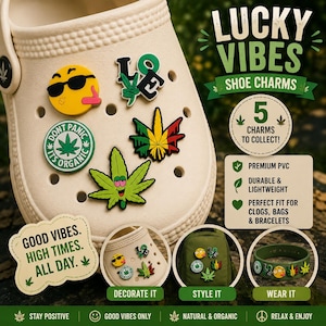 Puede incluir: Un conjunto de dijes para zapatos "Lucky Vibes", que incluyen una carita sonriente, diseños de hojas de cannabis y la palabra "LOVE". Los dijes se muestran en un zueco beige, una mochila y una pulsera. El texto incluye "Good Vibes. High Times. All Day."