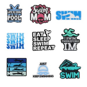 Puede incluir: Una colección de dijes con temática de natación en varias formas y colores. Los dijes presentan frases como "Swim Mom", "Eat Sleep Swim Repeat" y "Life is Cool in the Pool". Algunos dijes representan nadadores.
