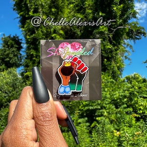 Pin hecho a mano inspirado en Angela Davis, puño de orgullo de mujer negra de Juneteenth, bolso de mano con mariposa dorada y tachuelas para corbata