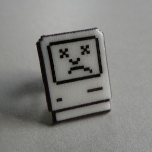 trauriger macapple Pin // Nintendo Hutnadel // Krawattennadel // Retro Anstecknadel // Schrumpfplastik ähnlich wie Emaillestifte, harzbeschichtet // Macintosh