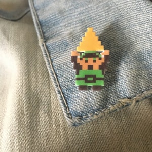 Legend of Zelda Anhänger mit Triforce Anstecknadel // Nintendo Hat Pin // Krawattennadel // Anstecknadel // harzbeschichteter Schrumpfplastik ähnlich Emaille Pin