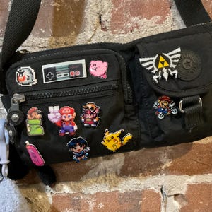 Wario&#39;s Woods Super Mario Pin // Nintendo Hutnadel // Wario Pin // Retro Anstecknadel // harzbeschichteter Schrumpfplastik ähnlich Emaille Pin
