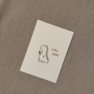 Vino Dino Postkarte, Beste Freundin, Mädelsabend, Partner, Geschenk für ihn, witzige Grußkarte, Dinosaurier, T-Rex, Geburtstagskarte