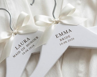Percha de madera grabada para vestido de novia, recuerdo nupcial personalizado, dama de honor, madrina, niña de las flores, novia, percha para vestido de novia