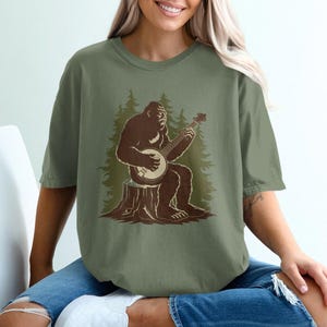 Bigfoot Banjo T-Shirt: Retro Sasquatch Music Tee
