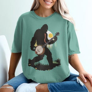 Bigfoot Banjo Graphic Tee: Funny Sasquatch Art T-Shirt
