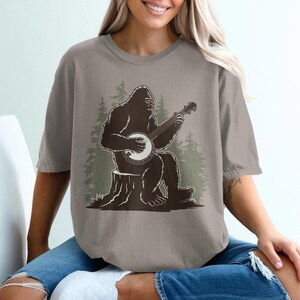 Bigfoot Banjo T-Shirt: Funny Sasquatch Graphic Tee