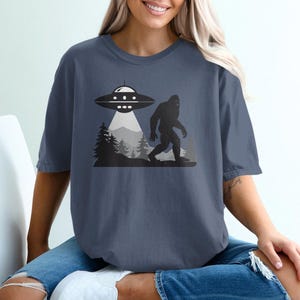 Bigfoot UFO T-Shirt, Alien Bigfüße T-Shirt, Bigfüße und UFO-Grafik-Hemd, lustiges Bigfüße Alien Design T-Shirt, Einzigartiges Statement T-Shirt