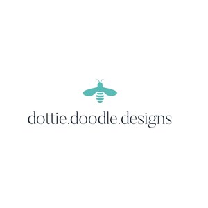 K&ouml;nnte beinhalten: Ein blaugr&uuml;nes Bienenlogo mit dem Text "dottie.doodle.designs" darunter.