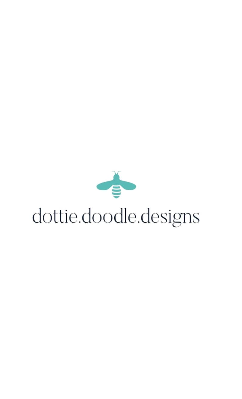 K&ouml;nnte beinhalten: Ein blaugr&uuml;nes Bienenlogo mit dem Text "dottie.doodle.designs" darunter.