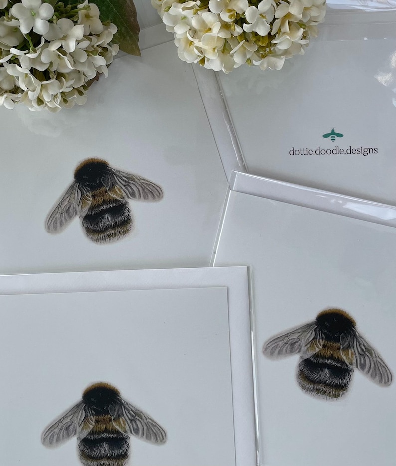 K&ouml;nnte beinhalten: Drei wei&szlig;e Karten mit jeweils einer Illustration einer schwarzen und gelben Hummel. Die Karten sind leer und haben einen wei&szlig;en Rand. Auf einer Karte steht der Text "dottie doodle designs" gedruckt.