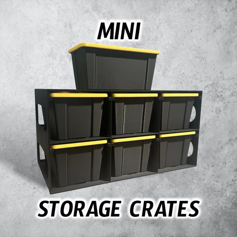 K&ouml;nnte beinhalten: Ein schwarzes Lagerregal mit sechs kleinen schwarzen Beh&auml;ltern mit gelben Deckeln und einem zus&auml;tzlichen Beh&auml;lter obenauf. Der Text MINI STORAGE CRATES ist in schwarzen Buchstaben zu sehen. Die Einheit verf&uuml;gt &uuml;ber seitliche Aussparungen.