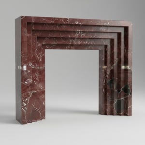 Può includere: Una cornice per camino in marmo rosso con un design geometrico a gradini. Il marmo presenta venature bianche, che aggiungono contrasto al ricco colore rosso. Il camino ha un'apertura rettangolare e un'estetica moderna.