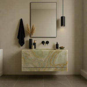 Könnte beinhalten: Ein modernes Badezimmer mit einem wandmontierten Waschtisch in Grün und Gold Marmoroptik. Der Waschtisch hat eine rechteckige Form mit drei Schubladen. Ein schwarz gerahmter Spiegel, schwarze Armaturen und ein schwarzes Handtuch sind zu sehen. Eine schwarze Pendelleuchte hängt von der Decke.