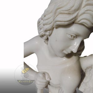 Statua in marmo bianco di Cupido che fa un inchino