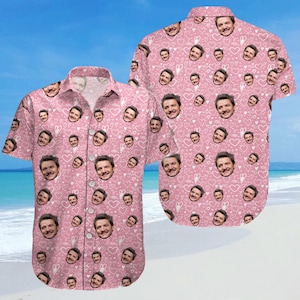 Puede incluir: Una camisa rosa de botones con un patrón de corazones blancos y una imagen repetida de la cara de una persona.