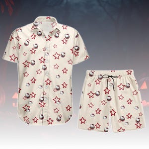 Puede incluir: Conjunto de pijama de dos piezas color crema, compuesto por una camisa con botones y pantalones cortos. El conjunto está adornado con un estampado de estrellas rojas y caras de Hello Kitty. Los pantalones cortos tienen cintura con cordón.