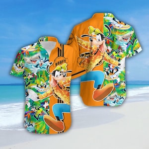 Puede incluir: Una camisa hawaiana de color naranja y verde brillante con una imagen de dibujos animados de Goofy haciendo surf. La camisa tiene una franja negra en el centro y la palabra "Goofy" impresa en la franja.