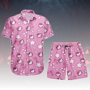Puede incluir: Conjunto de camisa y pantalón corto rosa con un estampado repetido de estrellas, corazones y caras de gato de dibujos animados blancos pixelados con un lazo rosa. El pantalón corto tiene un cordón negro. La camisa tiene botones.