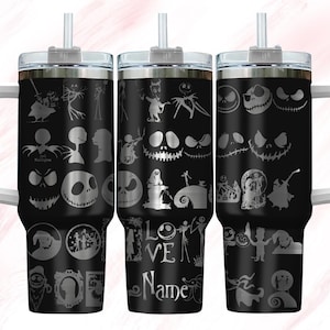 Puede incluir: Tres vasos de acero inoxidable negro con un diseño blanco de personajes de la película El extraño mundo de Jack. Los vasos tienen tapas y pajitas. El diseño incluye a Jack Skellington, Sally y otros personajes de la película.