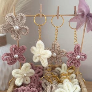 Portachiavi dorato con fiore fatto a mano in amigurumi con perla, 4,5 cm