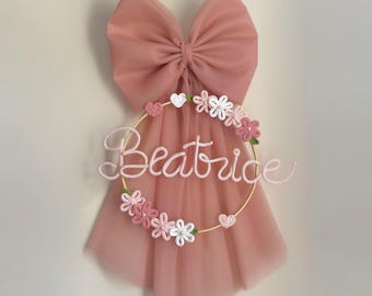 Fiocco nascita in tulle rosa antico, ghirlanda floreale pendente con fiorellini e cuoricini