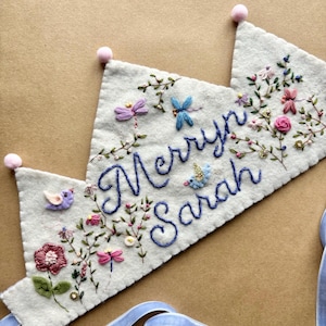 Corona ricamata con fiori e libellule / Corona fatta a mano con nome per neonati e bambini / Corona ricamata personalizzata / Ricordo per il primo compleanno
