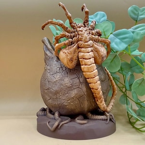 Maceta con forma de huevo de abrazacaras alienígena MEJORADA: Decoración de ciencia ficción pintada a mano - ¡Añadido un abrazacaras!