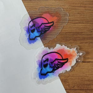 Skrzydlata Czaszka Smokey Gradient - Naklejka z Czaszką z Kreskówek - Przezroczysta Naklejka
