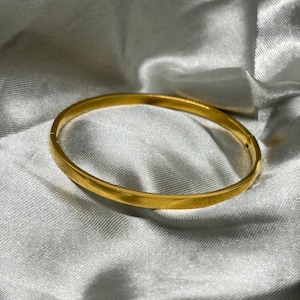 Auro - Gold Plain Band Clip Bracelet, Non-Tarnish Stainless Steel,Luxury gift, stackable, perfect gift for her