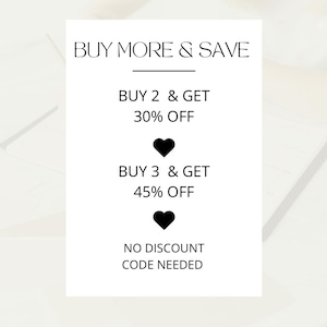 Pode incluir: Um cartaz branco com texto preto que diz "BUY MORE & SAVE" com duas ofertas: "BUY 2 & GET 30% OFF" e "BUY 3 & GET 45% OFF". O cartaz tamb&eacute;m diz "NO DISCOUNT CODE NEEDED".
