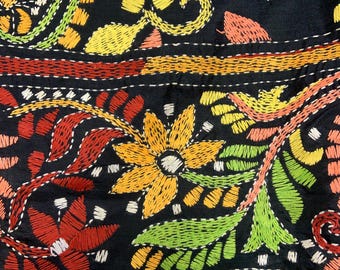 Handgeweven Bengaalse Kantha Stich zijden sari zwarte kleur met geborduurde draden in meerdere kleuren.