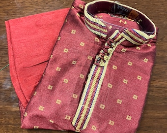 Peut inclure: Une kurta marron avec une bordure dorée et bleue, ornée d'un motif géométrique. La kurta est associée à un pantalon marron assorti. L'étiquette sur la kurta indique "Jaipur" et "Taille : 30".