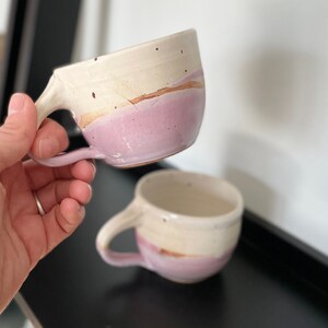 Taza de cerámica pequeña en rosa y blanco Tamaño de 8 onzas Única en su tipo Cerámica lanzada con ruedas por Cherie Giampietro Diseño cerámico de Cherie imagen 7