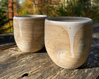 Vasos de cerámica hechos a mano: Diseños de arcilla en espiral, arcilla natural y esmalte blanco (juego de 2), cada uno con capacidad para 295 ml (10 onzas).