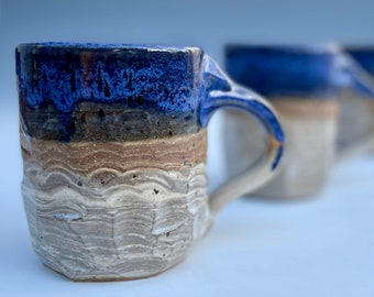 Taza de cerámica de dos arcillas esmaltada en azul nocturno y blanco - Taza de café de 16 onzas - Patrones similares a la tierra - Cerámica hecha a mano por Cherie Giampietro