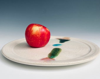 Plato de cerámica blanca con detalles de vidrio coloridos - Hermosa cerámica hecha a mano para el hogar - Hecho por Cherie Giampietro