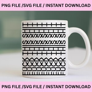 Puede incluir: Taza de cerámica blanca con un patrón geométrico negro. El diseño incluye líneas horizontales, zigzags y formas curvas. El texto "PNG FILE / SVG FILE / INSTANT DOWNLOAD" está impreso arriba y abajo de la taza.