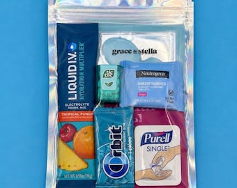 Pode incluir: Uma bolsa transparente e selável contendo artigos de higiene pessoal e lanches em tamanho de viagem. Inclui um sachê de mistura hidratante Liquid I.V., balas Tic Tac, um lenço demaquilante Neutrogena, goma de mascar Orbit e desinfetante para as mãos Purell.