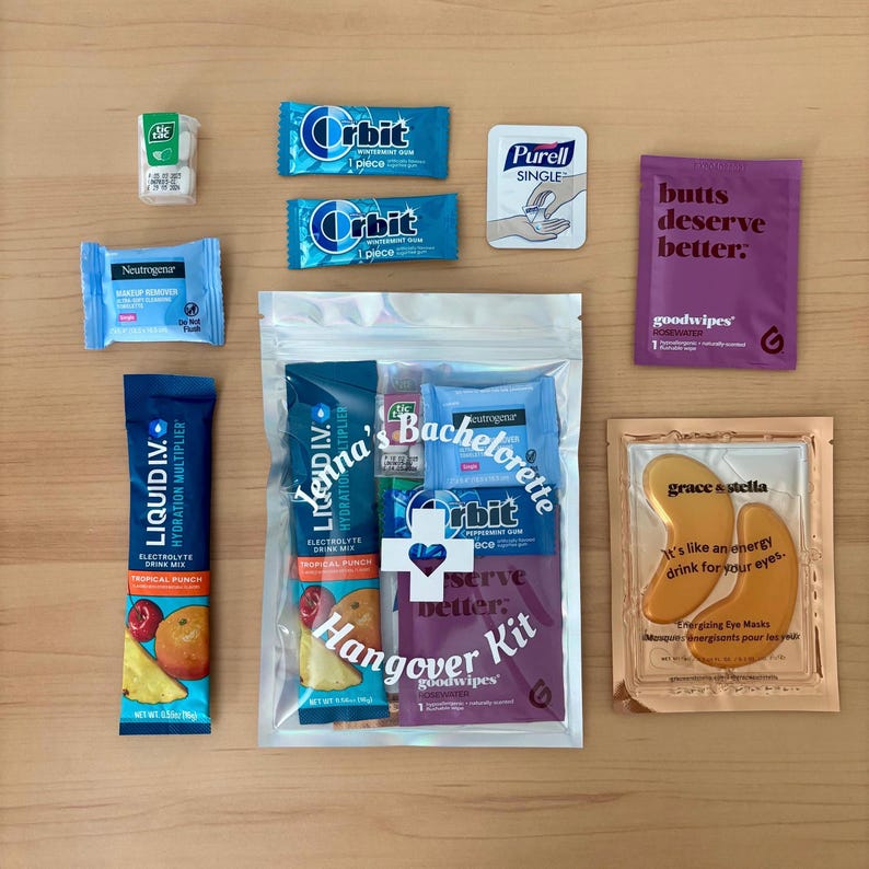 Puede incluir: Una colecci&oacute;n de art&iacute;culos peque&ntilde;os y empaquetados sobre una superficie de madera. Incluye chicles, toallitas desmaquillantes, mezcla para bebidas electrol&iacute;ticas, desinfectante de manos, mascarillas para los ojos y un "Hangover Kit". El kit tiene el texto "Serve Better".